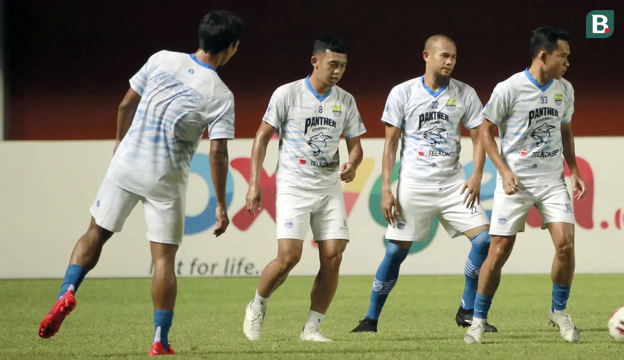 Pemain Persib Bandung Abdul Aziz Luthfi Akbar (kiri), Suprdi Nasir (tengah), dan Erwin Ramdani (kanan) saat melakukan sesi latihan di Stadion Maguwoharjo. (Foto: Bola.com/Ikhwan Yanuar)