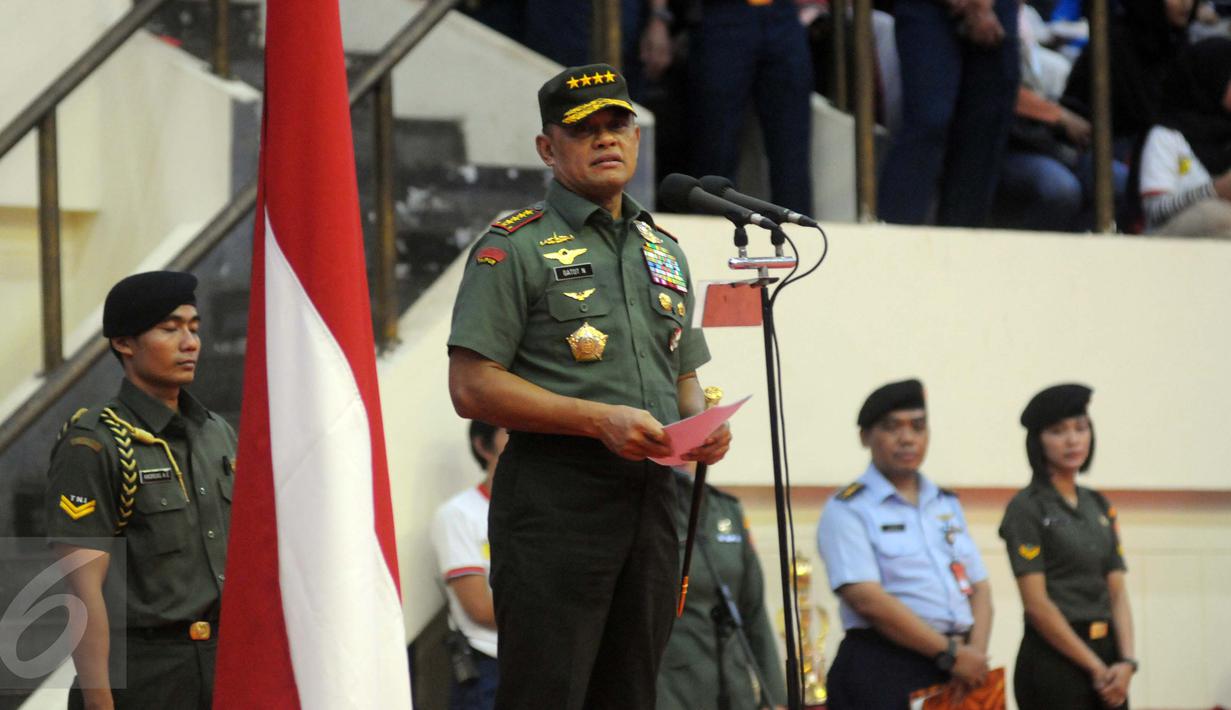 Panglima TNI, Jenderal TNI Gatot Nurmantyo memberikan pidato saat penutupan Kejurnas Karate Piala Panglima TNI ke-IV di GOR Mabes TNI, Jakarta, Minggu (21/8). Acara penutupan ini dihadiri Kepala Staf TNI AD, TNI AL dan TNI AU. (Liputan6.com/Helmi Afandi)