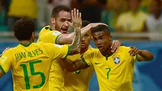 Pemain Brasil merayakan gol yang dicetak Douglas Costa ke gawang Peru dalam Kualifikasi Piala Dunia 2018 di Stadion Arena Ponte Nova, Salvador, Brasil, Rabu (18/11/2015) pagi WIB. (AFP Photo/Christophe Simon)