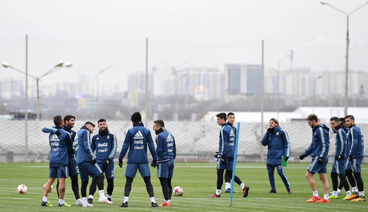 Pemain Argentina saat mengikuti sesi latihan jelang laga persahabatan di Moscow, Rusia, Selasa (7/11/2017). Argentina akan berhadapan dengan Rusia dan Nigeria. (AFP/Kirill Kudryavtsev)
