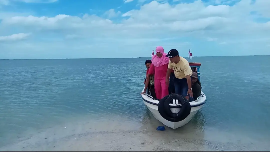 Kapal yang mengantar dan menjemput pengunjung Pulau Lima, Banten (Liputan6.com / Nefri Inge)