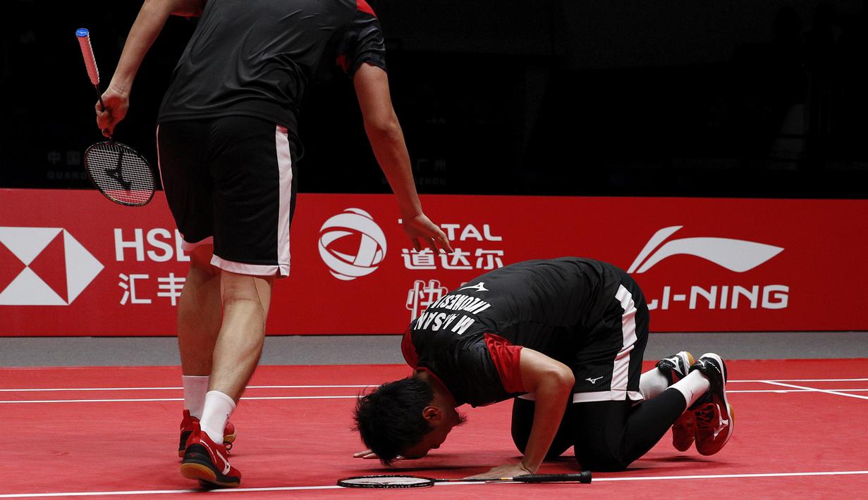 Ganda putra Indonesia, Mohammad Ahsan / Hendra Setiawan, berhasil mengalahkan ganda Jepang, Hiroyuki Endo / Yuta Watanabe, pada BWF World Tour di Tianhe Sports Center, Guangzhou, Minggu (15/12/2019). Ahsan / Hendra menang 24-22 dan 21-19. (AP/Andy Wong)