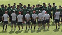Para pemain Timnas Indonesia U-22 mendengarkan instruksi dari Indra Sjafri saat latihan di Stadion Madya, Jakarta, Kamis (17/1). Latihan ini merupakan persiapan jelang Piala AFF U-22. (Bola.com/Yoppy Renato)