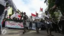 Peserta aksi melakukan treatrikal dengan mengikat tangan serta menutup mulut mereka saat menggelar aksi unjuk rasa di depan Istana Negara, Kamis (12/1). (Liputan6.com/Faizal Fanani)