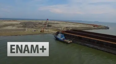 Video terkini proyek reklamasi pantai utara Jakarta dari atas udara. Proyek pengurugan dan pembangunannya masih berjalan pada Selasa 4 April 2016