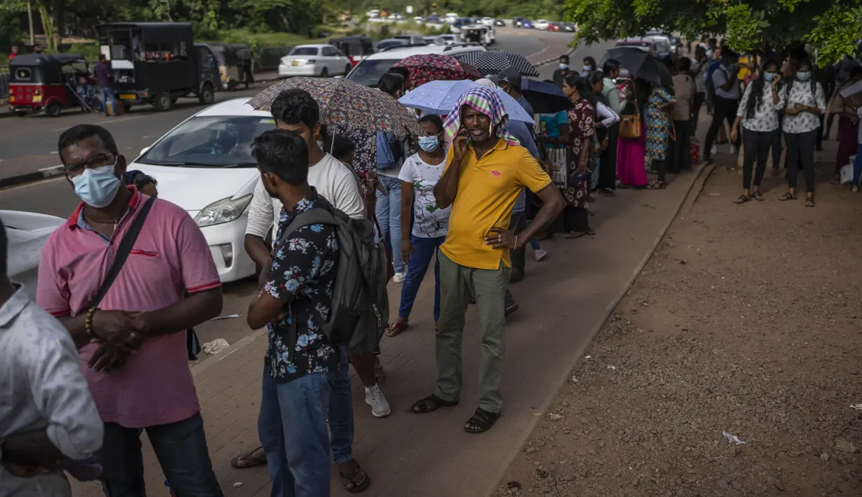 <p>Orang-orang mengantre untuk mendapatkan paspor mereka di luar Departemen Imigrasi &amp; Emigrasi di Kolombo, Sri Lanka, Senin (18/7/2022). Negara kepulauan Samudra Hindia itu dilanda krisis ekonomi yang belum pernah terjadi sebelumnya yang telah memicu ketidakpastian politik. (AP Photo/Rafiq Maqbool)</p>