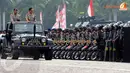 Kapolri Jenderal Polisi Sutarman tampak mengecek kesiapan dalam Apel Gelar Pasukan Operasi Kepolisian Terpusat yang diselengarakan di Lapangan Monas (Liputan6.com/Herman Zakharia)