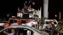 Tentara dan warga Suriah melakukan konvoi di Damaskus, Selasa (5/9/2017). Warga Suriah merayakan keberhasilan negaranya lolos ke playoff kualifikasi Piala Dunia 2018 setelah finis di peringkat tiga grup A. (AFP/Louai Beshara)