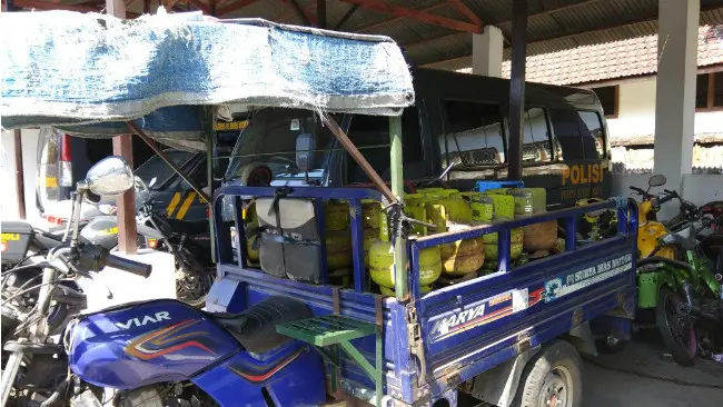 Polisi tangkap dua pelaku pengoplos gas elpiji bersubsidi di Kota Kediri. (Liputan6.com/Dian Kurniawan)