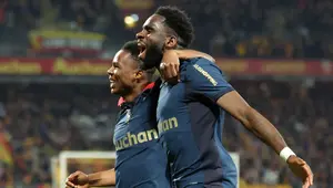 Penyerang Prancis Lens #11 Odsonne Edouard (kanan) merayakan gol kedua timnya bersama gelandang Mali Lens #08 Mamadou Sangare selama pertandingan sepak bola L1 Prancis antara RC Lens dan OGC Nice di Stade Bollaert-Delelis di Lens, Prancis utara, pada 14 Desember 2025.
Francois (LO PRESTI / AFP)