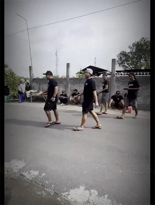 <p>"Padahal Klo manggung dikawal Polisi... susah disalamin kayaknya... padahal aslinya ya biasanya ajja ya... keren...," tulis teludulur123. "Disaat yg lain pengen jadi superstar, mas deni cuman pengin kerja bakti sama warga sekitar... Joss," tulis bagusunggulpamungkas. "Dibilang artis indonesia tp dia kaya mas mas ngawi biasa, dibilang mas mas ngawi biasa tp dia artis indonesia, piye to kiiiih," tulis toresfand. [Instagram/denny_caknan]</p>