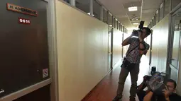 Sejumlah Pewarta foto mengambil gambar ruangan anggota Fraksi Partai PDI-P Adriansyah di lantai 6 gedung Nusantara I, Kompleks Parlemen, Senayan, Jakarta, Jumat (10/4/2015). Adriansyah ditangkap KPK di Sanur, Bali. (Liputan6.com/Andrian M Tunay)