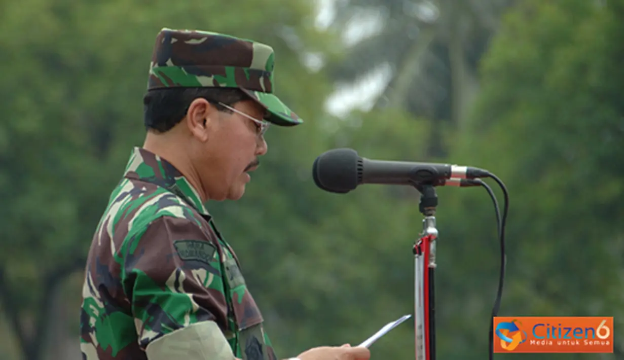 Citizen6, Depok: Kasum TNI Marsekal Madya TNI Daryatmo bertindak selaku Inspektur Upacara pada PPRC TNI KILAT XXIX tahun 2012 di Markas Divisi Infanteri-1/Kostrad, Cilodong, Depok, Jawa Barat, Senin (27/8). (Pengirim: Badarudin Bakri).