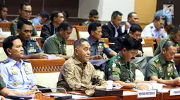 Menteri Pertahanan Ryamizard Ryacudu (kedua kiri) bersama Panglima TNI Jenderal Hadi Tjahjanto (kedua kanan) saat mengikuti rapat dengan Komisi I DPR di Senayan, Jakarta, Kamis (7/6). (Liputan6.com/JohanTallo)