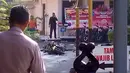 Sebuah sepeda motor rusak parah menyusul terjadinya ledakan bom bunuh diri di halaman Polresta Surakarta, Solo, Jawa Tengah, Selasa (5/7). Belum diketahui motif dan penyebab adanya bom bunuh diri di markas Polresta Surakarta. (Istimewa)