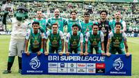Starting XI Persebaya Surabaya saat menghadapi Arema FC dalam laga pekan ke-13 BRI Super League 2025/2026 di Stadion Gelora Bung Tomo, Surabaya, Jawa Timur, Sabtu (22/11/2025). (Dok. Persebaya)
