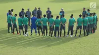 Pelatih Timnas Indonesia U-23. Luis Milla (tengah) memberi arahan jelang latihan di Lapangan A Kompleks GBK, Jakarta, Kamis (21/6). Timnas Indonesia U-23 akan melakoni laga uji coba melawan Korsel U-23, Sabtu (23/6). (Liputan6.com/Helmi Fithriansyah)