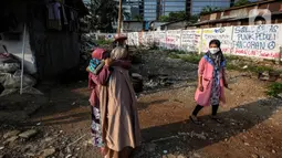 Warga berpelukan saat merayakan Idul Fitri di Pancoran Buntu II, Jakarta Selatan. Kamis (13/5/2021). Mayoritas umat Muslim di Indonesia melaksanakan Sholat Id sesuai dengan ketetapan pemerintah pada Rabu (13/5/2021). (Liputan6.com/Johan Tallo)