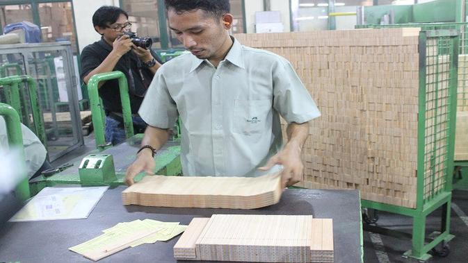 Penebangan kayu untuk proses produksi pensil Faber-Castell ramah lingkungan. (Liputan6.com/Fitri Haryanti Harsono)