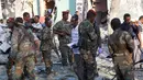 Pasukan keamanan berjaga di lokasi ledakan di luar Hotel Weheliye, Mogadishu, Somalia, (22/3). Mereka mengklaim telah menargetkan pertemuan pejabat pemerintah, tentara dan perwira intelijen. (AP Foto/Farah Abdi Warsameh)