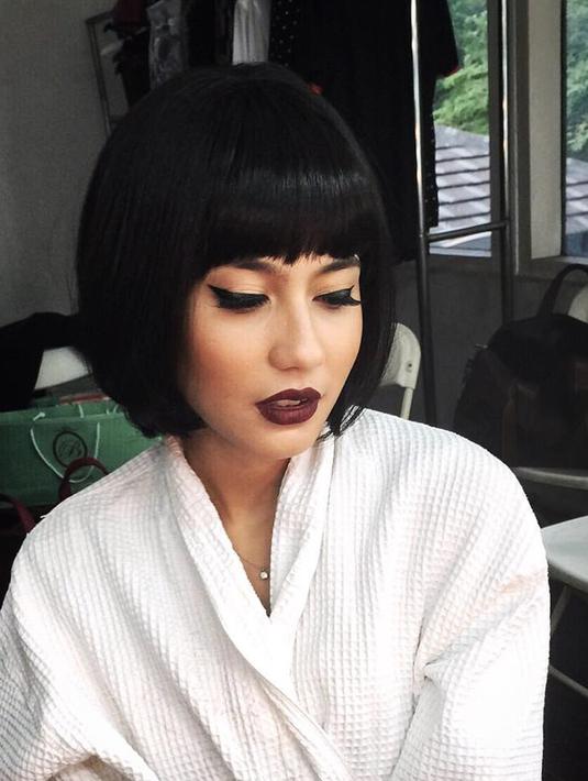 Tampil dengan rambut pendek disertai makeup tebal, Pevita tetap menawan. Dirias pakai eyeliner tebal dan lipstik berwarna bold, Pevita dipuji cantik bak Cleopatra. (Liputan6.com/IG/@pevpearce)