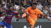 Pemain Crystal Palace FC, Wilfried Zaha (kiri) berebut bola denagan pemain Liverpool FC, Joe Gomez pada ajang Premier League Asia Trophy di Hong Kong, Rabu (19/7/2017). Liverpool menang 2-0. (AP/Kin Cheung)