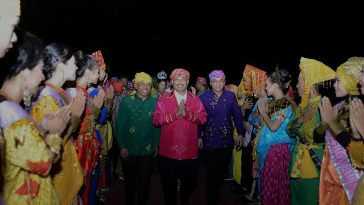 Menpar Arief Yahya Buka Festival Pesona Palu Nomoni 2016