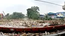 Tumpukan sampah di sepanjang jembatan lama Kalibata. (Liputan6.com/Abdul Azis Prastowo)