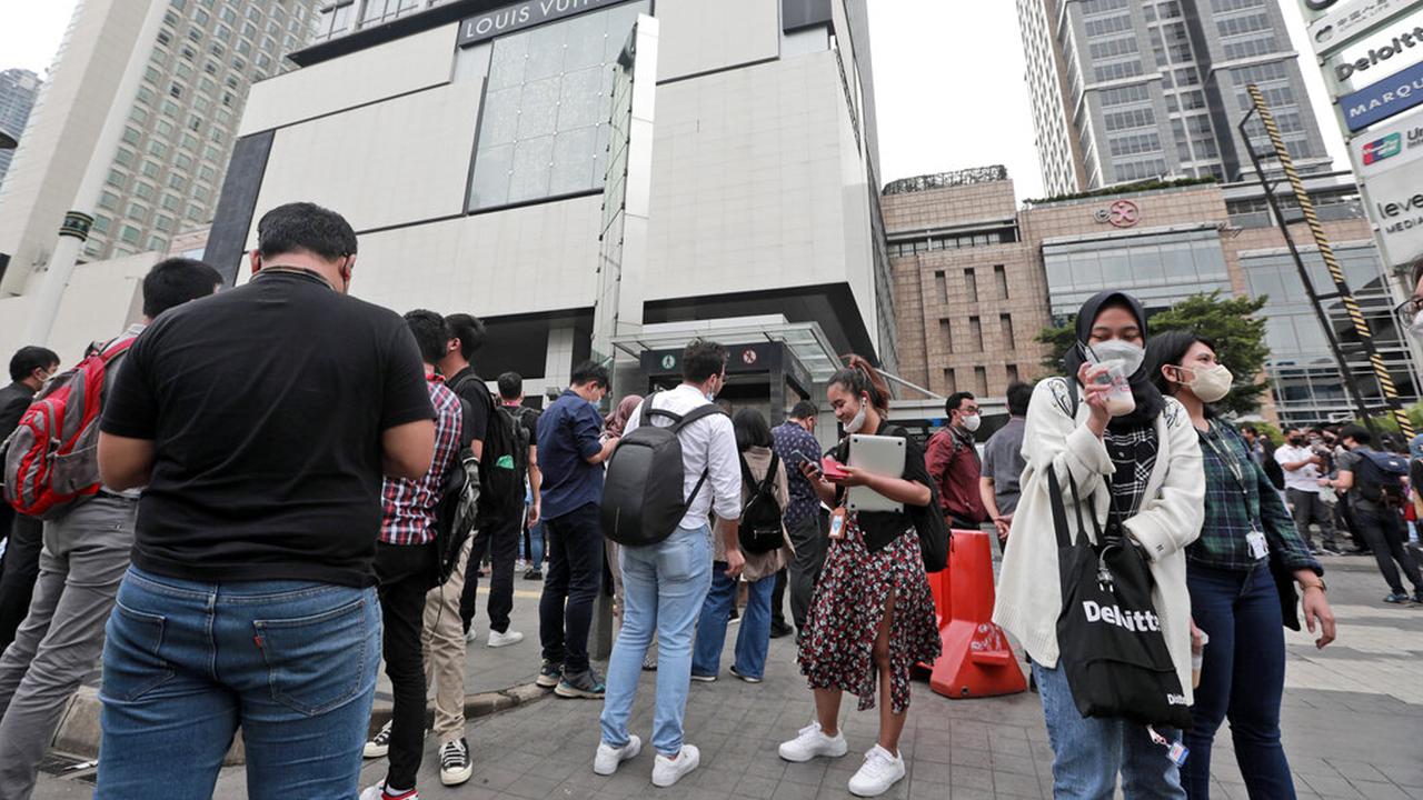 FOTO: Kepanikan Warga Berbagai Daerah Saat Gempa Banten