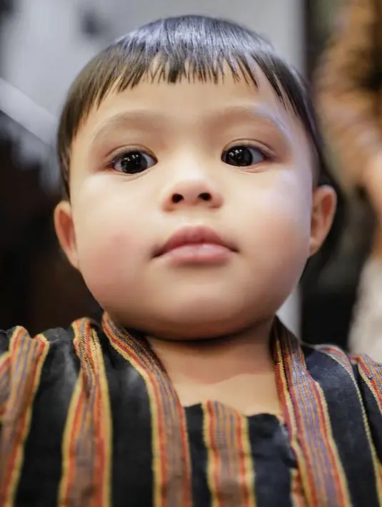 Dengan poni depan tipisnya, Ameena tampil menggemaskan mengambil potret dirinya sedang selfie.  [@attahalilintar]