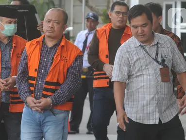 Tiga tersangka anggota DPRD Jambi Gusrizal, Elhelwi dan Sufardi Nurzain bersiap menjalani pemeriksaan di gedung KPK, Jakarta, Rabu (20/11/2019). Berkas perkara ketiganya terkait kasus ketok palu RAPBD tahun 2017 dan RAPBD 2018 telah lengkap (P21) dan siap untuk disidangkan. (merdeka.com/Dwi Narwoko)