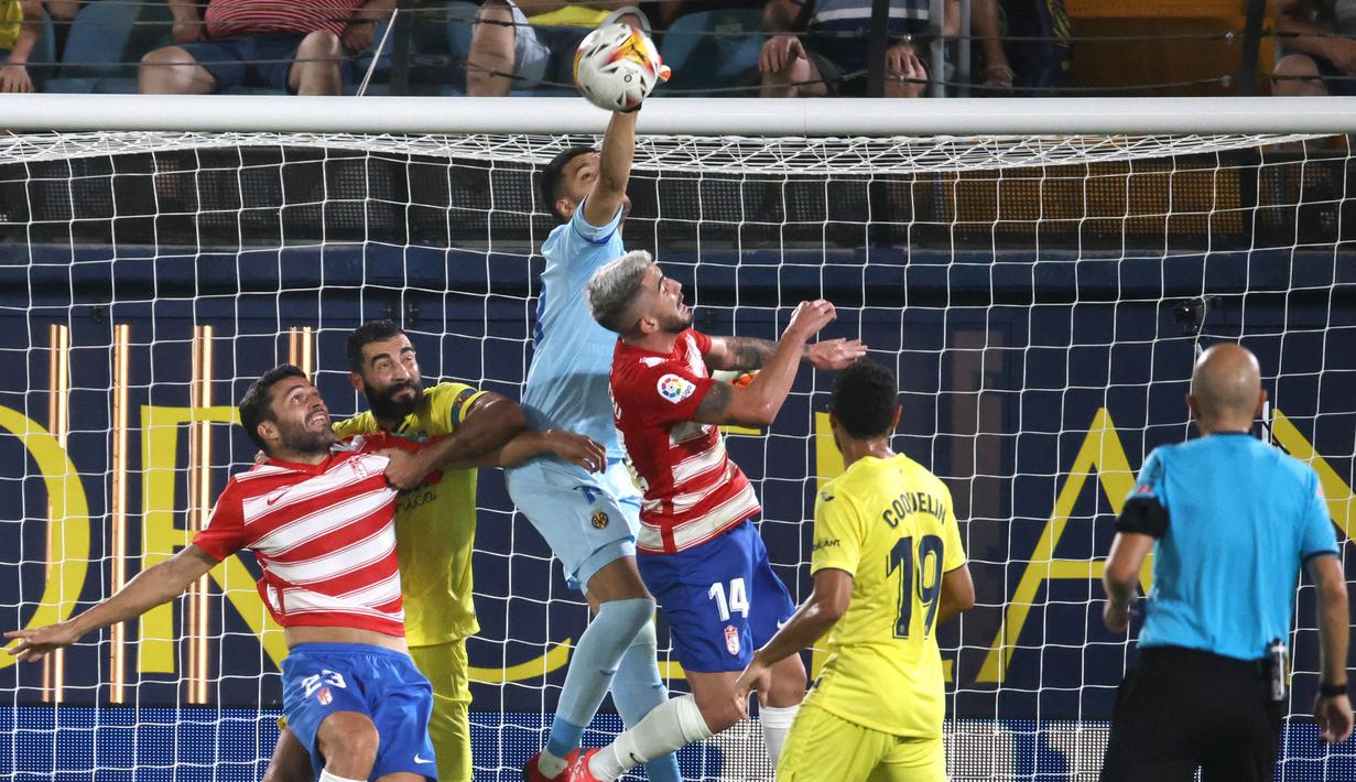 Peraturan itu juga menyebut bahwa ada kondisi meningkatknya jumlah warga usia 18-25 tahun yang kemudian ikut berjudi lantaran pengaruh iklan judi tersebut. (Foto: AFP/Jose Jordan)