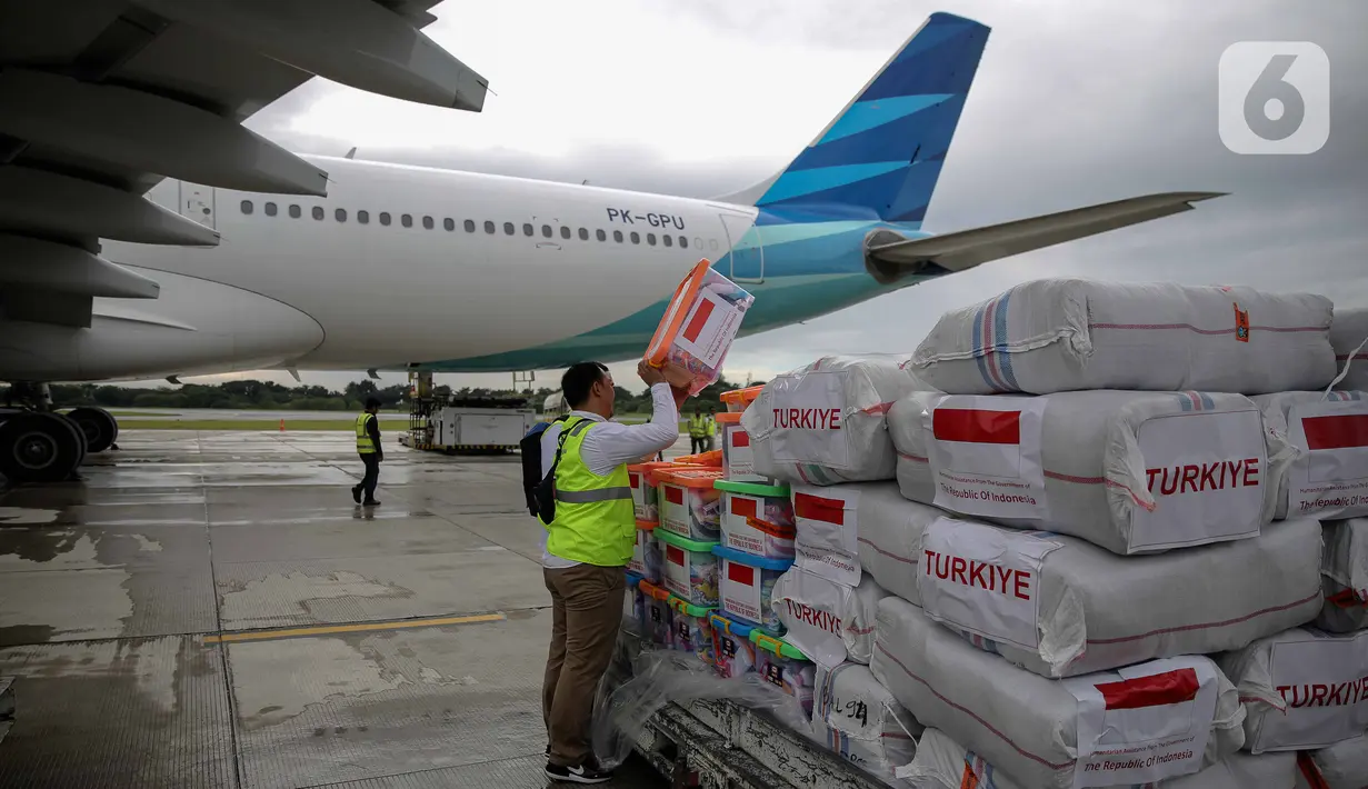 Petugas menyiapkan bantuan untuk penanganan gempa di Turki dan Suriah di di Base Ops Lanud Halim Perdana Kusuma, Jakarta, Selasa (21/2/2023). Pemerintah Indonesia mengirim bantuan berupa makanan, pakaian dan keperluan logistik lainnya seberat 140 ton untuk korban gempa Turki dan Suriah. Bantuan tersebut diberangkatkan dengan empat pesawat. (Liputan6.com/Faizal Fanani)