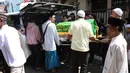 Suasana haru menyelimuti kediaman mendiang Mpok Alpa ketika jenazahnya tiba di rumah duka pada Jumat pagi (15/8/2025). (KapanLagi.com/Budy Santoso)