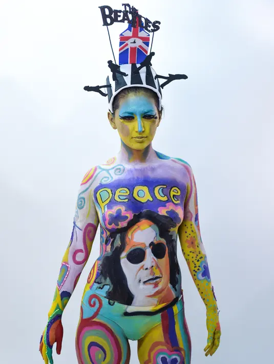 Gambar wajah John Lennon di tubuh seorang model saat pameran body painting, Santiago (24/11/2015). Lebih dari 100 desain yang terinspirasi oleh ikon musik, dipamerkan dalam pameran tersebut (AFP Photo/Martin Bernetti)