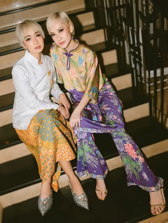 Intan Ayu kenakan kebaya janggan putih dengan rok Batik bernuansa cerah dan bros emas [@tanayudjanuismadi]