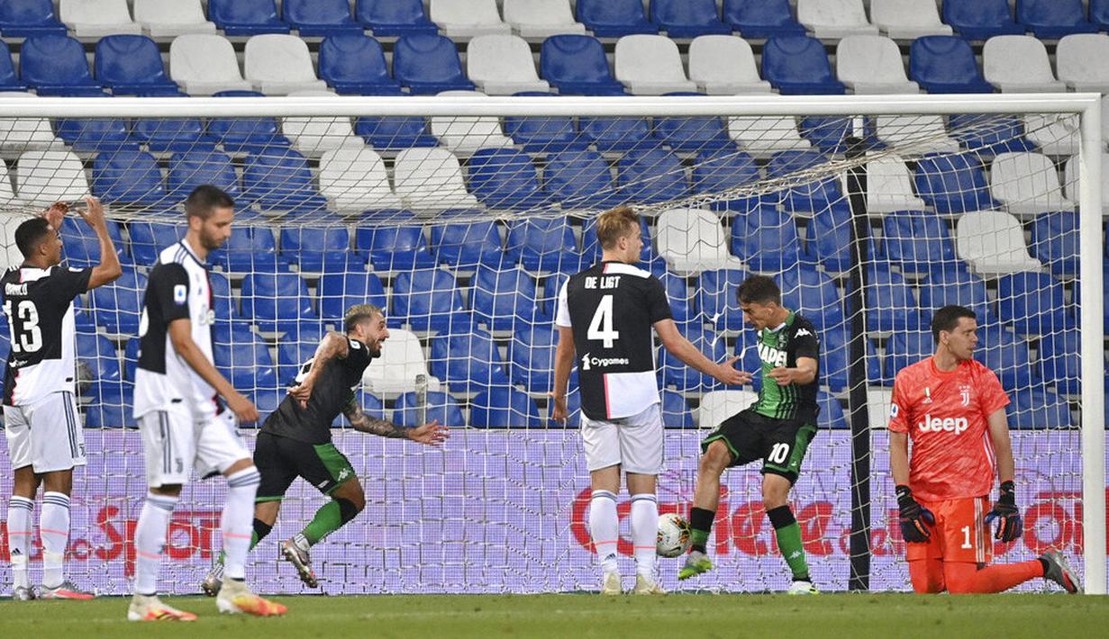 Pemain Sassuolo, Francesco Caputo merayakan gol ke gawang Juventus pada laga Serie A di Stadion Mapei, Rabu (15/7/2020). Kedua tim bermain imbang 3-3. (Massimo Paolone/LaPresse via AP)
