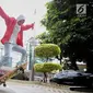 Skateboarder Indonesia Nyimas Bunga menunjukkan keterampilannya bermain skateboard saat berkunjung ke kantor KLY, Jakarta, Jumat (7/9). Gadis 12 tahun ini merupakan peraih medali perunggu di ajang Asian Games 2018. (Liputan6.com/Faizal Fanani)