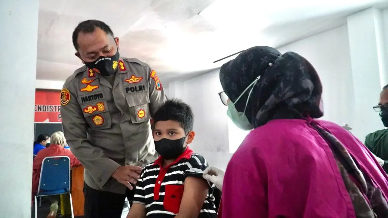 Vaksinasi anak Surabaya