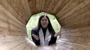 Mahasiswa arsitektur interior bernama Brigit Õigus berpose di megafon raksasa dari kayu di dalam hutan Estonia, 28 September 2015. Megafon ini dibuat untuk mendengarkan suara hutan dan mahluk yang tinggal di dalamnya (REUTERS/Ints Kalnins)