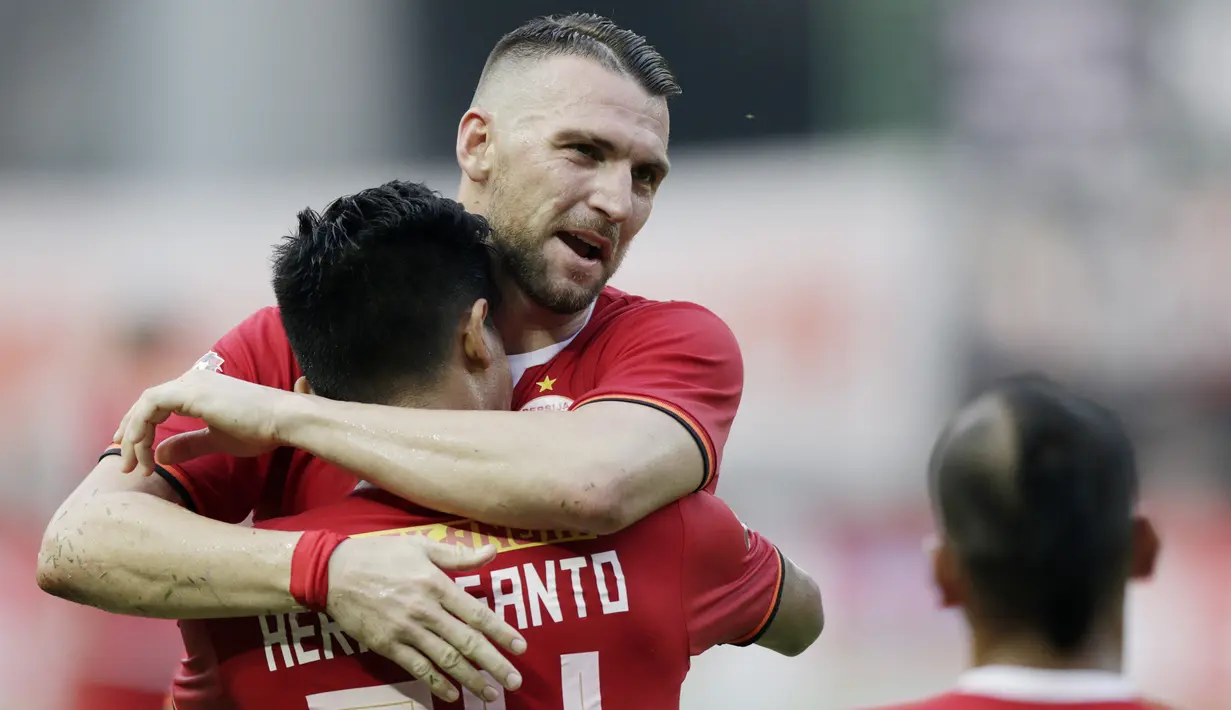 Pemain Persija Jakarta, Marko Simic dan Heri Susanto, merayakan kemenangan atas Barito Putra pada laga Liga 1 2019 di Stadion Patriot, Bekasi, Senin (23/9/2019). Persija menang 1-0 atas Barito Putra. (Bola.com/M Iqbal Ichsan)