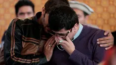 Kerabat dari korban kecelakaan pesawat Pakistan International Airlines (PIA) menangis saat menunggu tes DNA di rumah sakit PIMS di Islamabad, Pakistan, Kamis (8/12). (REUTERS / Caren Firouz)