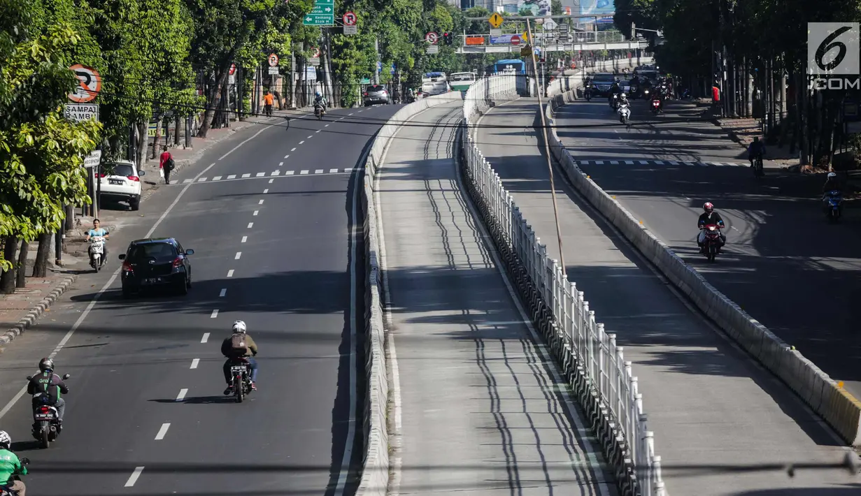 Sejumlah kendaraan melintas di kawasan Jalan Mampang, Jakarta, Senin (1/1).  Kondisi lalu lintas di Jakarta saat libur Tahun Baru ini terpantau lengang dibanding hari-hari biasanya yang kerap menjadi simpul kemacetan. (Liputan6.com/Faizal Fanani)