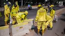 Petugas Dinas Bina Marga DKI Jakarta memperbaiki separator busway di kawasan Jalan Gatot Subroto, Jakarta, Selasa (1/10/2019). Separator busway dirusak massa saat terjadi bentrok antara polisi dengan demonstran di kawasan tersebut. (Liputan6.com/Faizal Fanani)