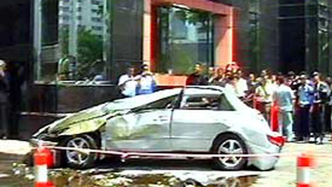 080122bmobiljatuh.jpg
