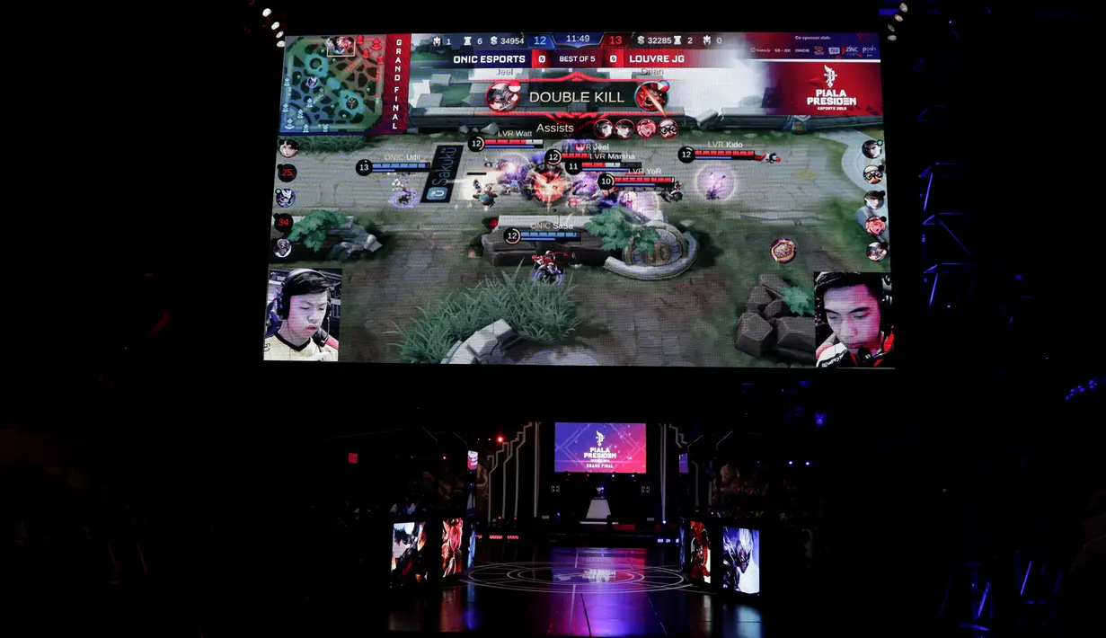 Suasana pertandingan tim Onic Esports melawan Louvre Juggernaut pada final Piala Presiden Esports 2019 di Istora Jakarta, Minggu (31/3). (Bola.com/M Iqbal Ichsan)