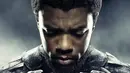 Melansir dari berbagai sumber, Chadwick Boseman meninggal dunia di usia 43 tahun akibat kanker usus. Kariernya meroket setelah membintangi Black Panther yang mendatangkan pendapatan kotor lebih dari 1,3 miliar dolar AS. Black Panther juga dianggap sebagai salah satu film terbaik pada tahunnya lantaran meraih 7 nominasi Oscar termauk Film Terbaik. Black Panther membawa pulang tiga Oscar untuk Tata Musik, Tata Kostum, dan Desain Produksi Terbaik. (Foto: Dok. Marvel Studios/ IMDb)