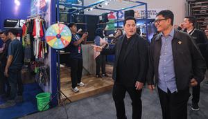 Menpora Erick Thohir saat berkeliling di Indonesia Sports Summit 2025 (ISS 2025) resmi digelar di Indonesia Arena, Senayan, Jakarta pada Sabtu (6/12/2025).