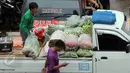 Aktivitas perdagangan di Pasar Induk Kramat Jati, Jakarta, Selasa, (9/6/2015). Mentan Andi Amran Sulaiman bekerjasama dengan Kemendag dan Bulog untuk menggelar pasar murah sebagai upaya antisipasi kenaikan harga jelang Ramadan. (Liputan6.com/Helmi Afandi)