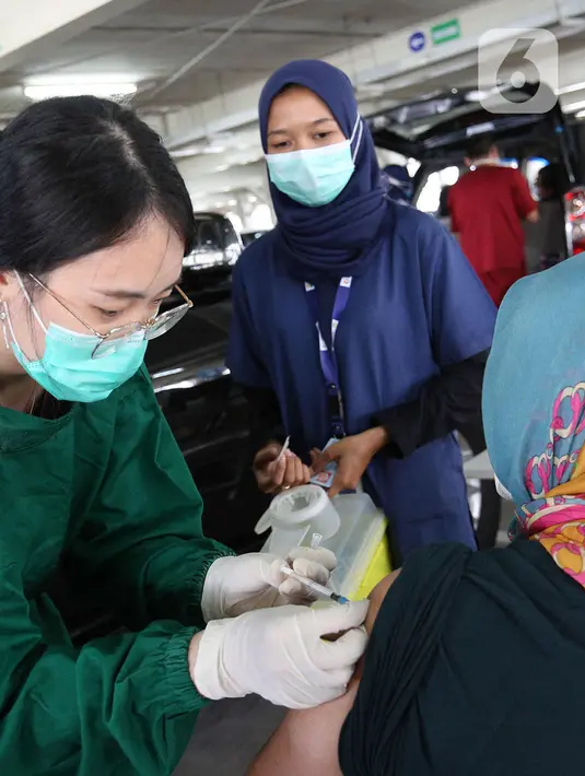 Lansia menerima suntikan vaksin COVID-19 secara drive thru di Rumah Sakit Universitas Indonesia, Depok, Jawa Barat, Senin (5/4/2021). Dengan adanyanlayanan sentra vaksin tersebut diharapkan dapat membantu pemerintah untuk menyelesaikan target bagi kalangan lansia. (Liputan6.com/Angga Yuniar)